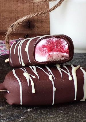 Una foto de Helado de yogur y frambuesas 🍦