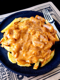 Una foto de Salchichapas con queso