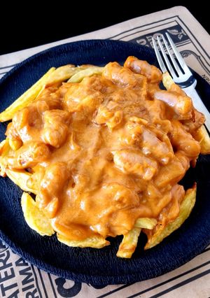 Una foto de Salchichapas con queso