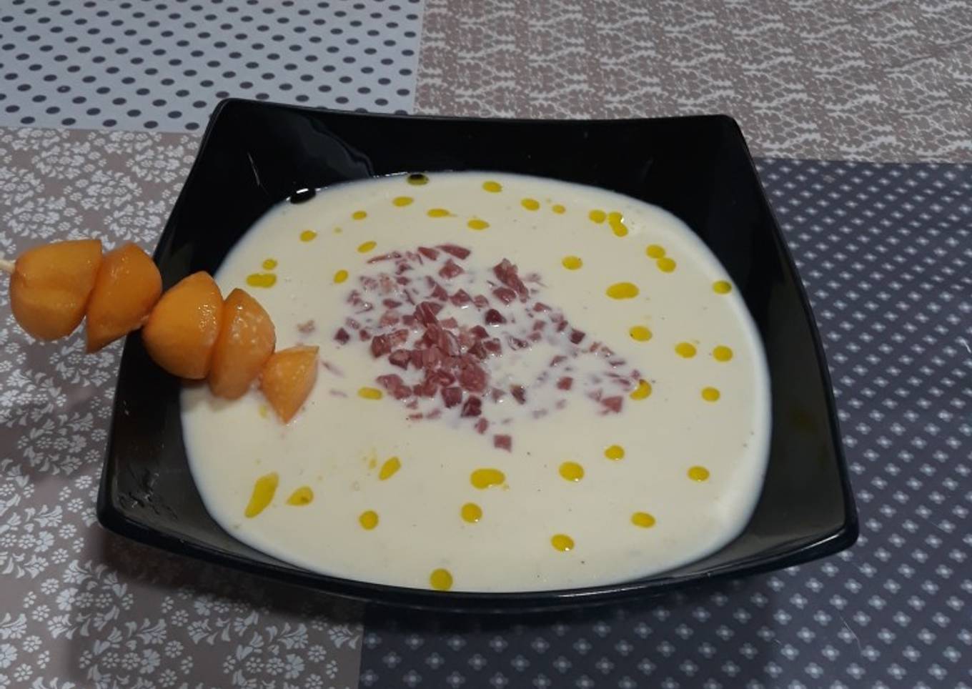 Sopa fría de melón con jamón y brocheta de frutas