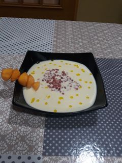 Una foto de Sopa fría de melón con jamón y brocheta de frutas
