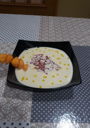 Una foto de Sopa fría de melón con jamón y brocheta de frutas