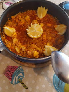 Una foto de Arroz marinero con sepia y gambas