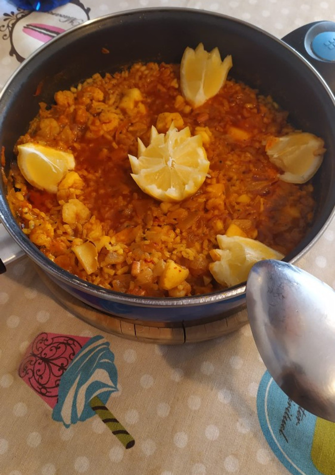 Una foto de Arroz marinero con sepia y gambas