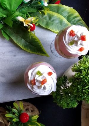 A picture of Strawberry fruit custard 🍓🍌🍏🍧🍨.