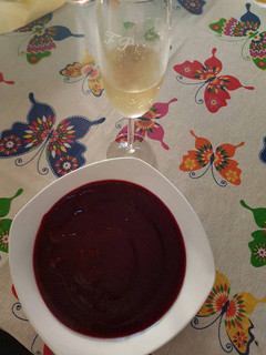 Una foto de Crema de remolacha y patatas lilas