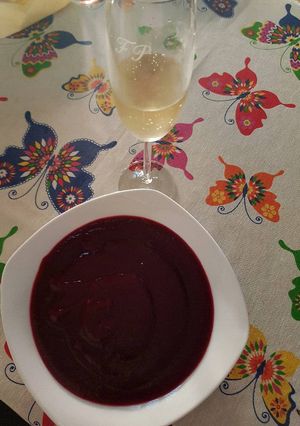 Una foto de Crema de remolacha y patatas lilas