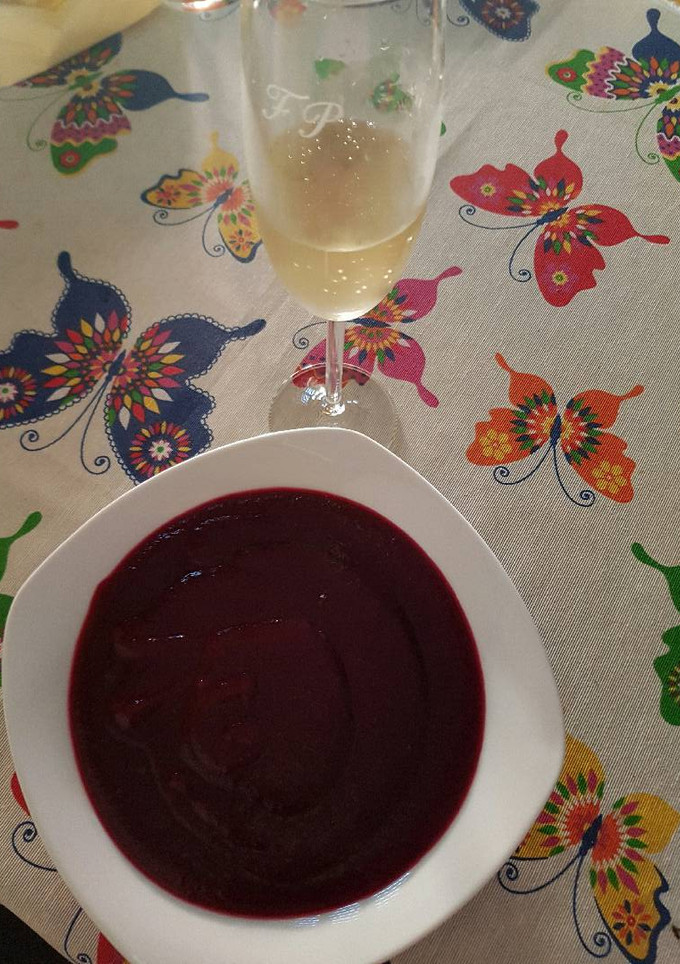 Una foto de Crema de remolacha y patatas lilas