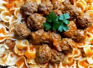 Una foto de Pasta Seca con Salsa de Albóndigas de Carne