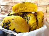Panini sofficissimi alla curcuma con semi di sesamo nero
