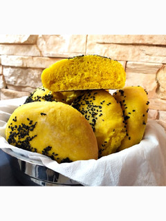 Foto di Panini sofficissimi alla curcuma con semi di sesamo nero