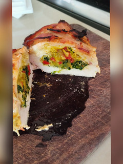 Una foto de Pechuga de pollo rellena