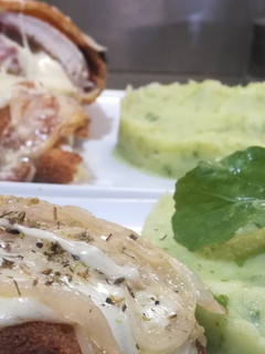 Una foto de Suprema de pollo rellena, a la fugazzeta, puré de papa y rúcula