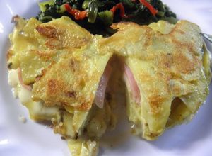 Una foto de Omelette de papa, jamón y queso