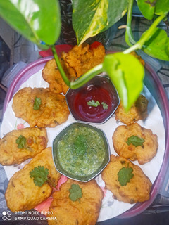 लेफ्ट ओवर चावल के पकौड़े (leftover chawal ke pakode recipe in Hindi) रेसिपी मुख्य फोटो
