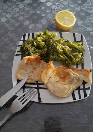 Una foto de Brócoli y filetes de pollo
