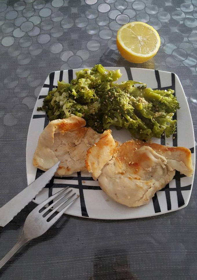 Una foto de Brócoli y filetes de pollo