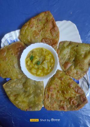 কড়াইশুঁটির ত্রিকোন কচুরি (karaishutir kachori recipe in Bengali) রেসিপির প্রধান ছবি