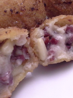 Una foto de Mini croquetas de ibérico y piñones