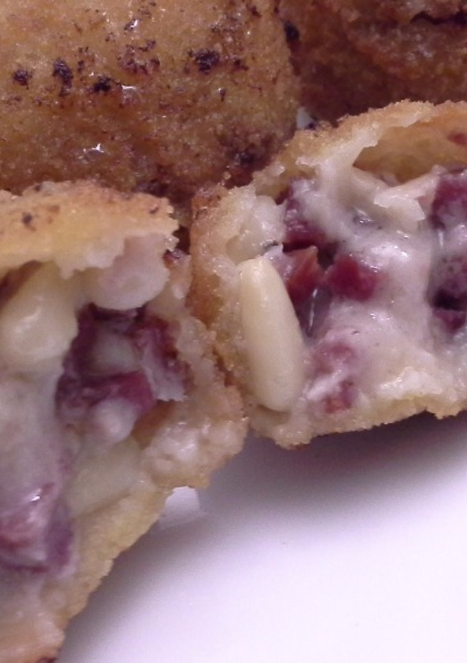 Una foto de Mini croquetas de ibérico y piñones