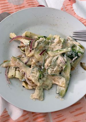 Una foto de Fideos de zapallo italiano con crema económico