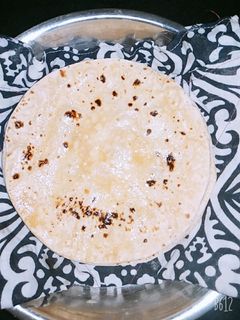 ફૂલકા રોટી (Fulka roti recipe in Gujarati) રેસીપી મુખ્ય ફોટો
