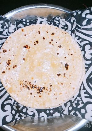 ફૂલકા રોટી (Fulka roti recipe in Gujarati) રેસીપી મુખ્ય ફોટો