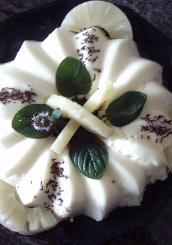 Una foto de Gelatina de piña y menta
