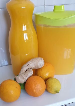 Una foto de Jugo de naranja con jengibre y limón