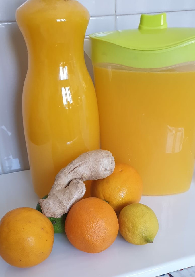 Una foto de Jugo de naranja con jengibre y limón