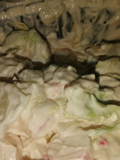 Una foto de Ensalada de cangrejo mahonesa y maíz con salsa rosa