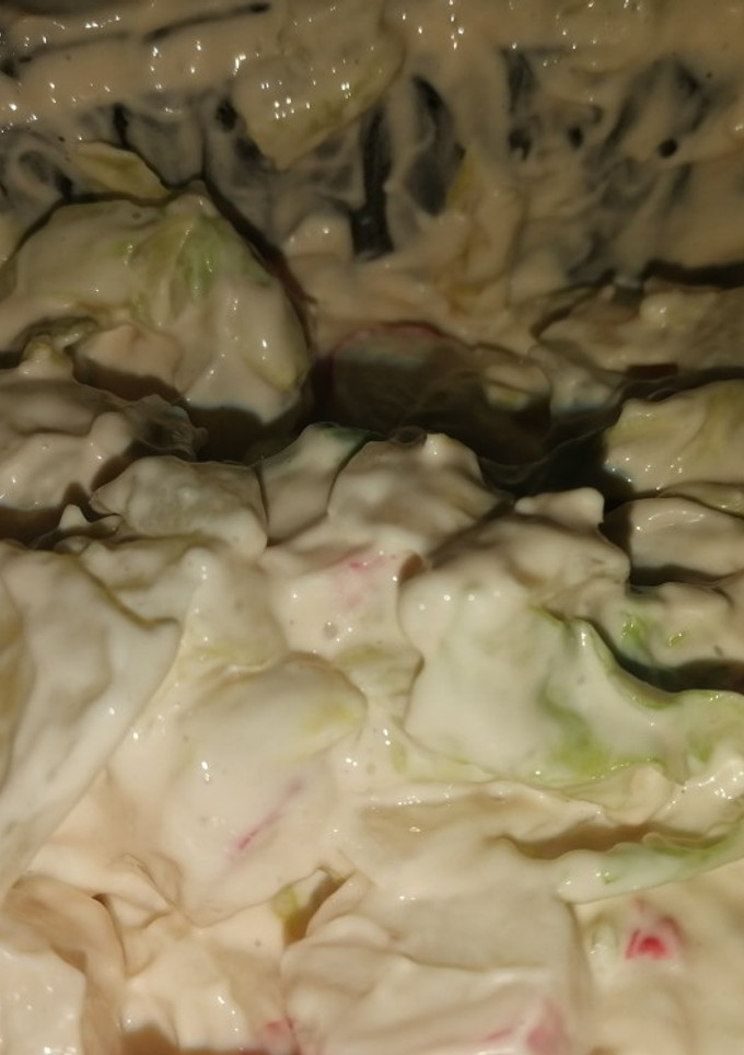 Una foto de Ensalada de cangrejo mahonesa y maíz con salsa rosa