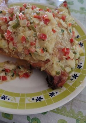 Una foto de Pollo al horno con salsa de verdeo