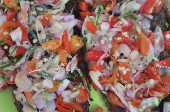 Bagaimana Membuat Ikan nila goreng siram sambal mattah Enak