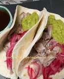 Tacos de cordero con guacamole y cebolla encurtida inspirada en la chef cristina martinez