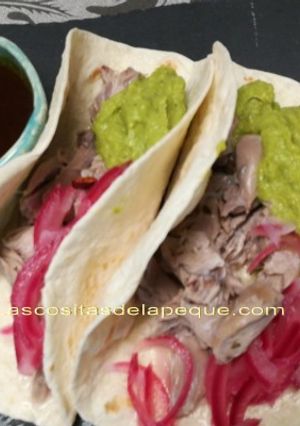 Una foto de Tacos de cordero con guacamole y cebolla encurtida inspirada en la chef cristina martinez