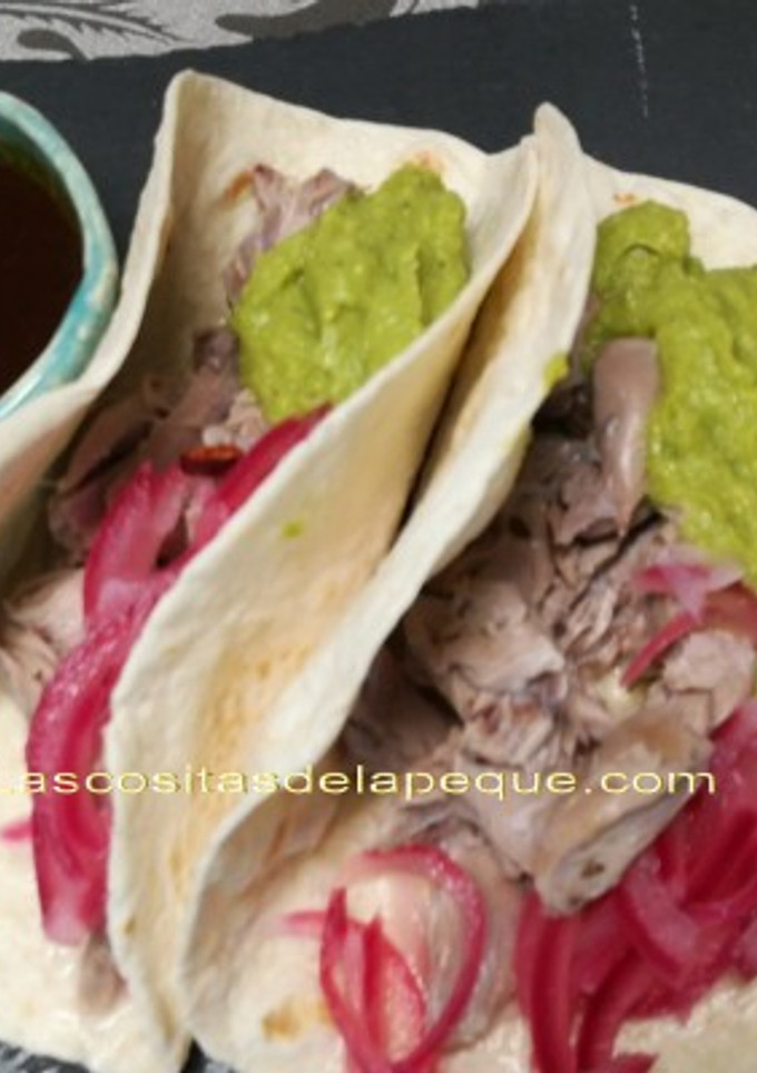 Una foto de Tacos de cordero con guacamole y cebolla encurtida inspirada en la chef cristina martinez