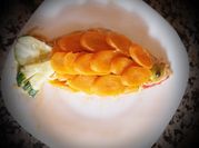 Une photo de poulet aux olives et tomate