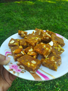 गुड़ वाली बेसन की बर्फी (Gur Wali Besan ki barfi recipe in Hindi) रेसिपी मुख्य फोटो