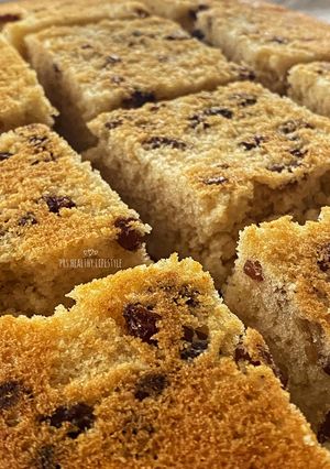 عکسی از دستور کیک کشمشی سبک و اسفنجی🥧