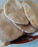 Pan de pita integral en panetera