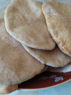 Una foto de Pan de pita integral en panetera