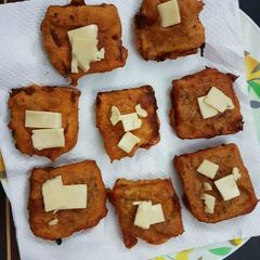 A picture of Bread pakora with cheese.