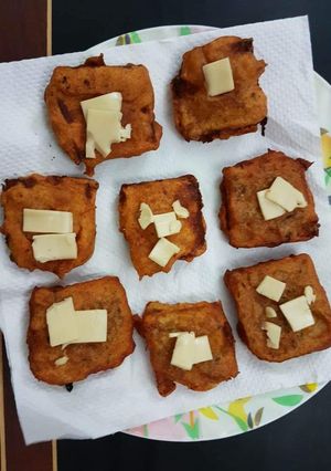 A picture of Bread pakora with cheese.