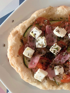 Una foto de Hojaldre con calabacín, tomate cherry, bacon, queso feta y orégano