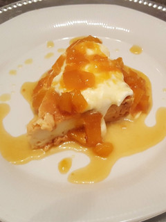 Una foto de Leche asada con crema y mango
