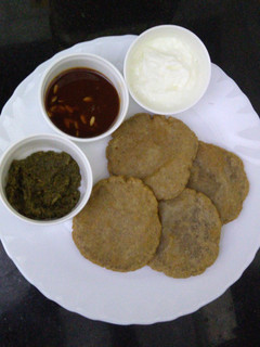 सिंघाड़े के आटे की पूरी (singhare ke aate ki puri recipe in Hindi) रेसिपी मुख्य फोटो