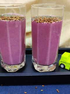 A picture of Jamun-mango-oats smoothie with chia and flaxseeds.