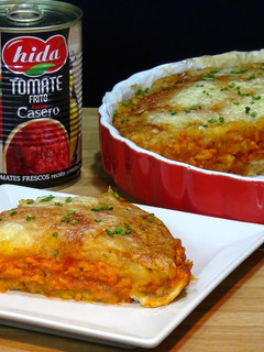 Una foto de Pastel salado de patatas, carne y salsa de tomate