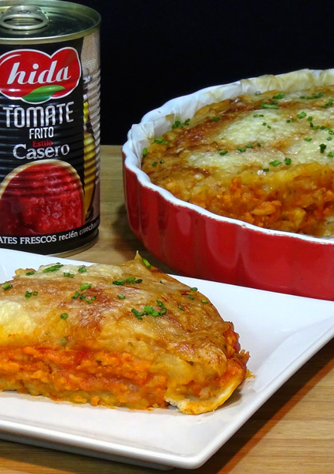 Una foto de Pastel salado de patatas, carne y salsa de tomate